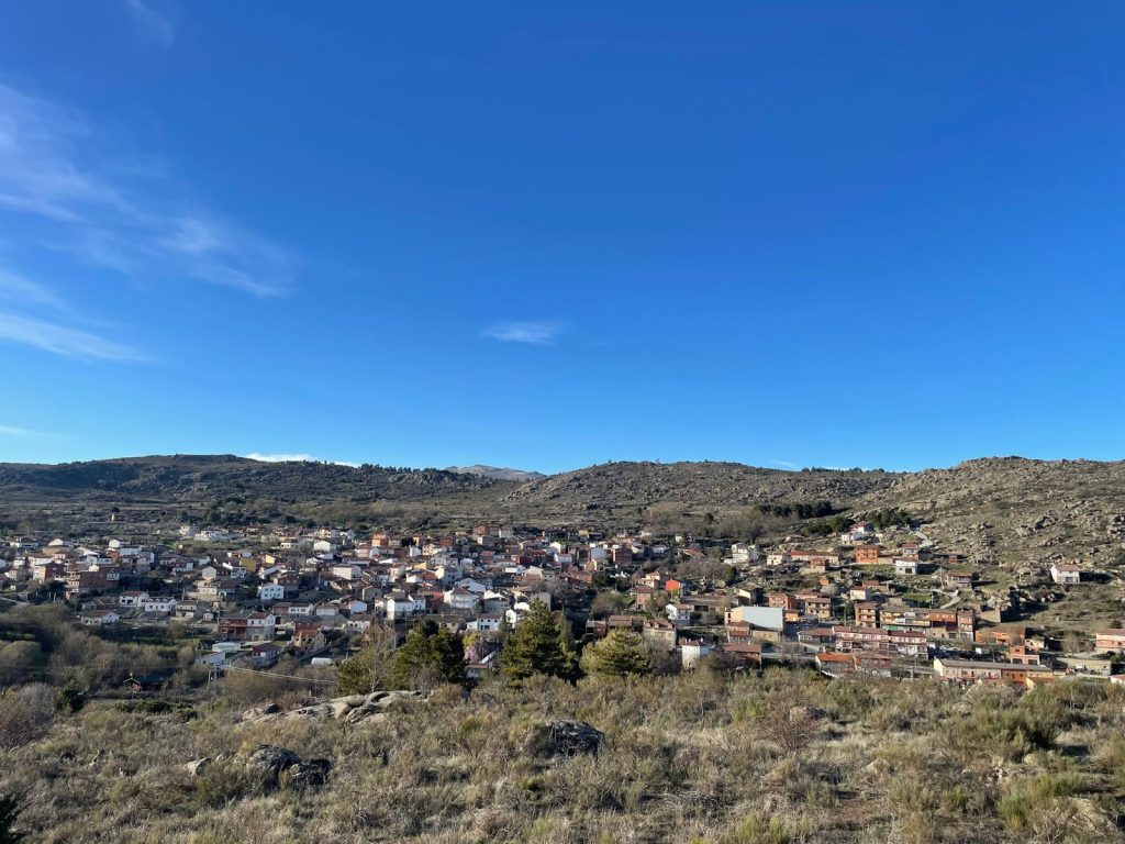 Vista del pueblo de la provincia de Ávila donde se ubica la bodega Alma Rural, rodeado de montañas y paisaje natural. Imagen que refleja el origen, la tradición y el entorno rural que dan carácter a sus vinos.